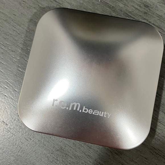 r.e.m. beauty Interstellar Highlighter Topper Miss Saturn - Picture 4 of 4